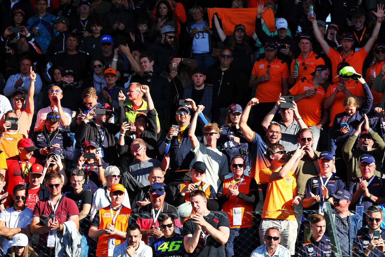 GP AUSTRIA, Circuit Atmosfera - fans in the grandstand.
08.07.2022. Formula 1 World Championship, Rd 11, Austrian Grand Prix, Spielberg, Austria, Qualifiche Day.
- www.xpbimages.com, EMail: requests@xpbimages.com © Copyright: Batchelor / XPB Images