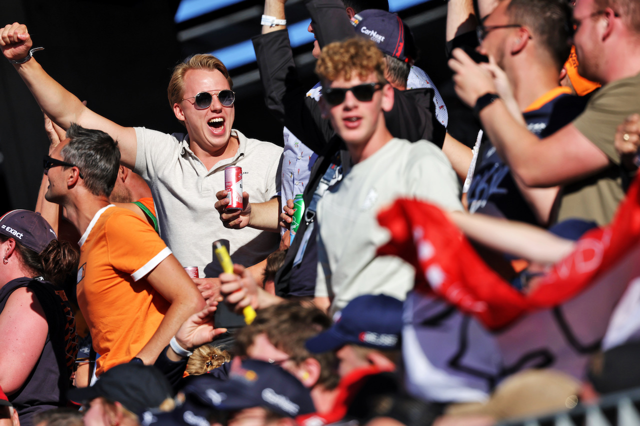 GP AUSTRIA, Circuit Atmosfera - Max Verstappen (NLD) Red Bull Racing fans in the grandstand.
08.07.2022. Formula 1 World Championship, Rd 11, Austrian Grand Prix, Spielberg, Austria, Qualifiche Day.
- www.xpbimages.com, EMail: requests@xpbimages.com © Copyright: Bearne / XPB Images