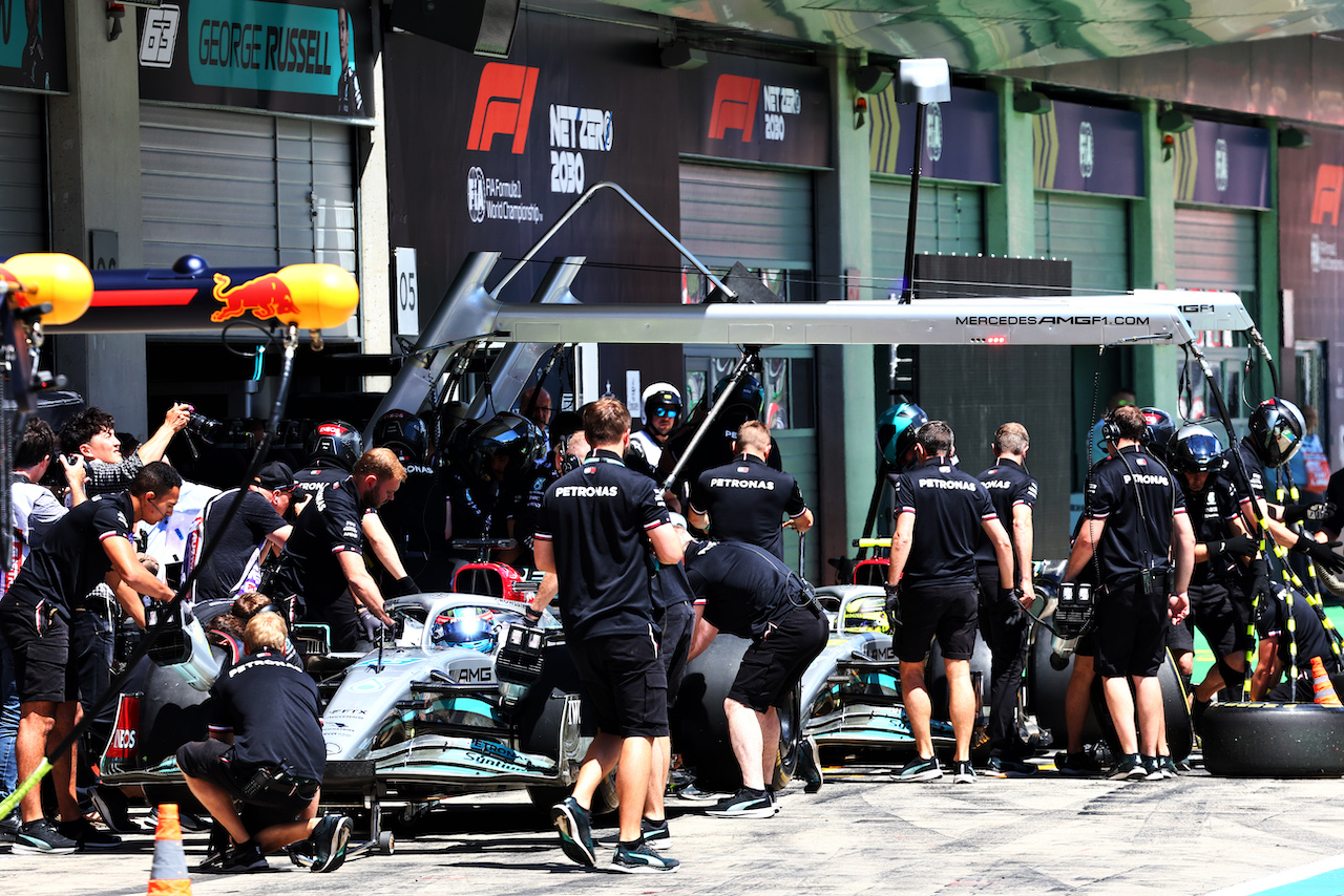 GP AUSTRIA, George Russell (GBR) Mercedes AMG F1 W13 e Lewis Hamilton (GBR) Mercedes AMG F1 W13 in the pits.
08.07.2022. Formula 1 World Championship, Rd 11, Austrian Grand Prix, Spielberg, Austria, Qualifiche Day.
- www.xpbimages.com, EMail: requests@xpbimages.com © Copyright: Batchelor / XPB Images