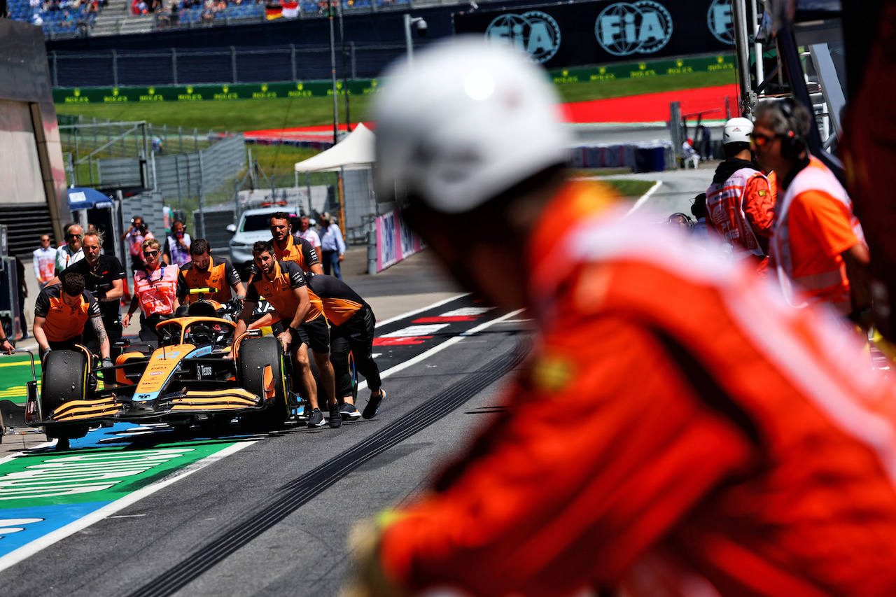 GP AUSTRIA, The McLaren MCL36 of Lando Norris (GBR) McLaren is recovered back to the pits by meccanici.
08.07.2022. Formula 1 World Championship, Rd 11, Austrian Grand Prix, Spielberg, Austria, Qualifiche Day.
- www.xpbimages.com, EMail: requests@xpbimages.com © Copyright: Batchelor / XPB Images