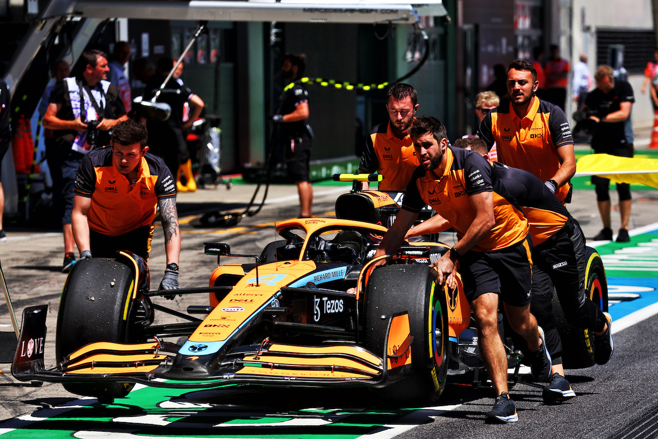 GP AUSTRIA, The McLaren MCL36 of Lando Norris (GBR) McLaren is recovered back to the pits by meccanici.
08.07.2022. Formula 1 World Championship, Rd 11, Austrian Grand Prix, Spielberg, Austria, Qualifiche Day.
- www.xpbimages.com, EMail: requests@xpbimages.com © Copyright: Batchelor / XPB Images