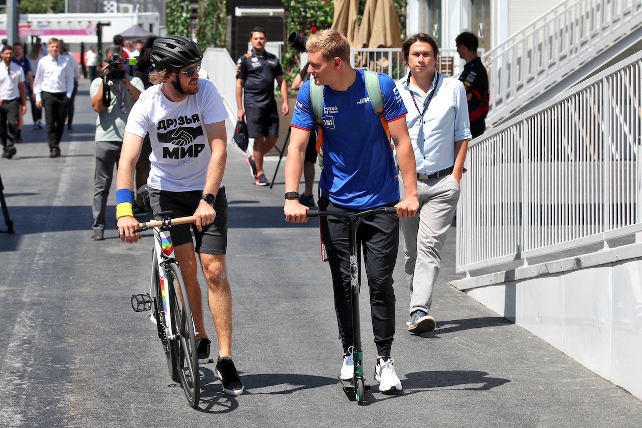 GP AZERBAIJAN, (L to R): Sebastian Vettel (GER) Aston Martin F1 Team with Mick Schumacher (GER) Haas F1 Team.
12.06.2022. Formula 1 World Championship, Rd 8, Azerbaijan Grand Prix, Baku Street Circuit, Azerbaijan, Gara Day.
 - www.xpbimages.com, EMail: requests@xpbimages.com © Copyright: Coates / XPB Images