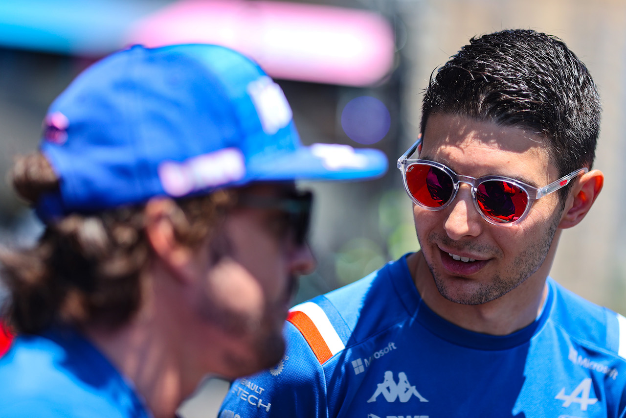 GP AZERBAIJAN, Esteban Ocon (FRA), Alpine F1 Team e Fernando Alonso (ESP), Alpine F1 Team 
12.06.2022. Formula 1 World Championship, Rd 8, Azerbaijan Grand Prix, Baku Street Circuit, Azerbaijan, Gara Day.
- www.xpbimages.com, EMail: requests@xpbimages.com ¬© Copyright: Charniaux / XPB Images