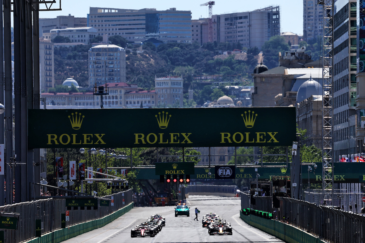 GP AZERBAIJAN, Charles Leclerc (MON) Ferrari F1-75 e Sergio Perez (MEX) Red Bull Racing RB18 at the partenza of the race.
12.06.2022. Formula 1 World Championship, Rd 8, Azerbaijan Grand Prix, Baku Street Circuit, Azerbaijan, Gara Day.
- www.xpbimages.com, EMail: requests@xpbimages.com © Copyright: Batchelor / XPB Images