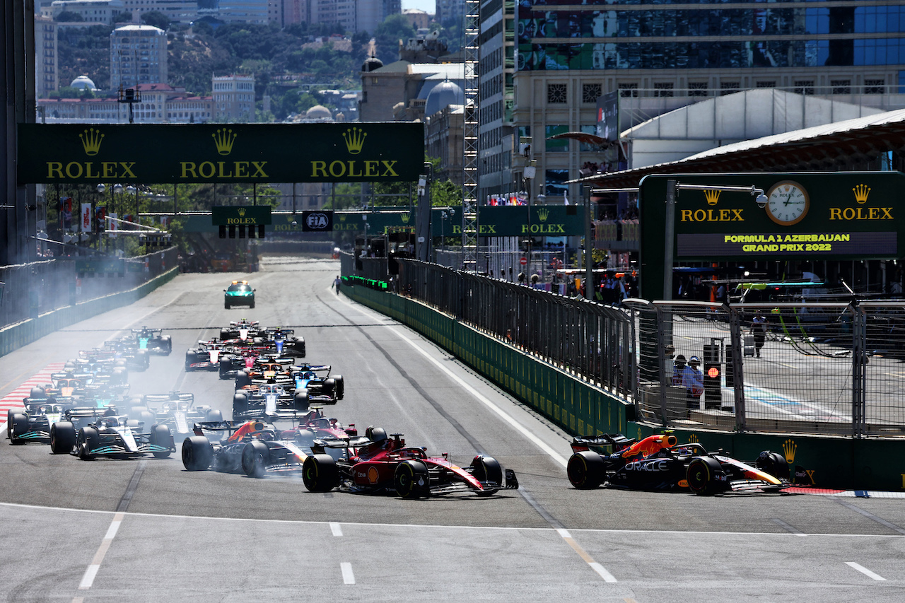 GP AZERBAIJAN, Sergio Perez (MEX) Red Bull Racing RB18 davanti a Charles Leclerc (MON) Ferrari F1-75 at the partenza of the race.
12.06.2022. Formula 1 World Championship, Rd 8, Azerbaijan Grand Prix, Baku Street Circuit, Azerbaijan, Gara Day.
- www.xpbimages.com, EMail: requests@xpbimages.com © Copyright: Batchelor / XPB Images