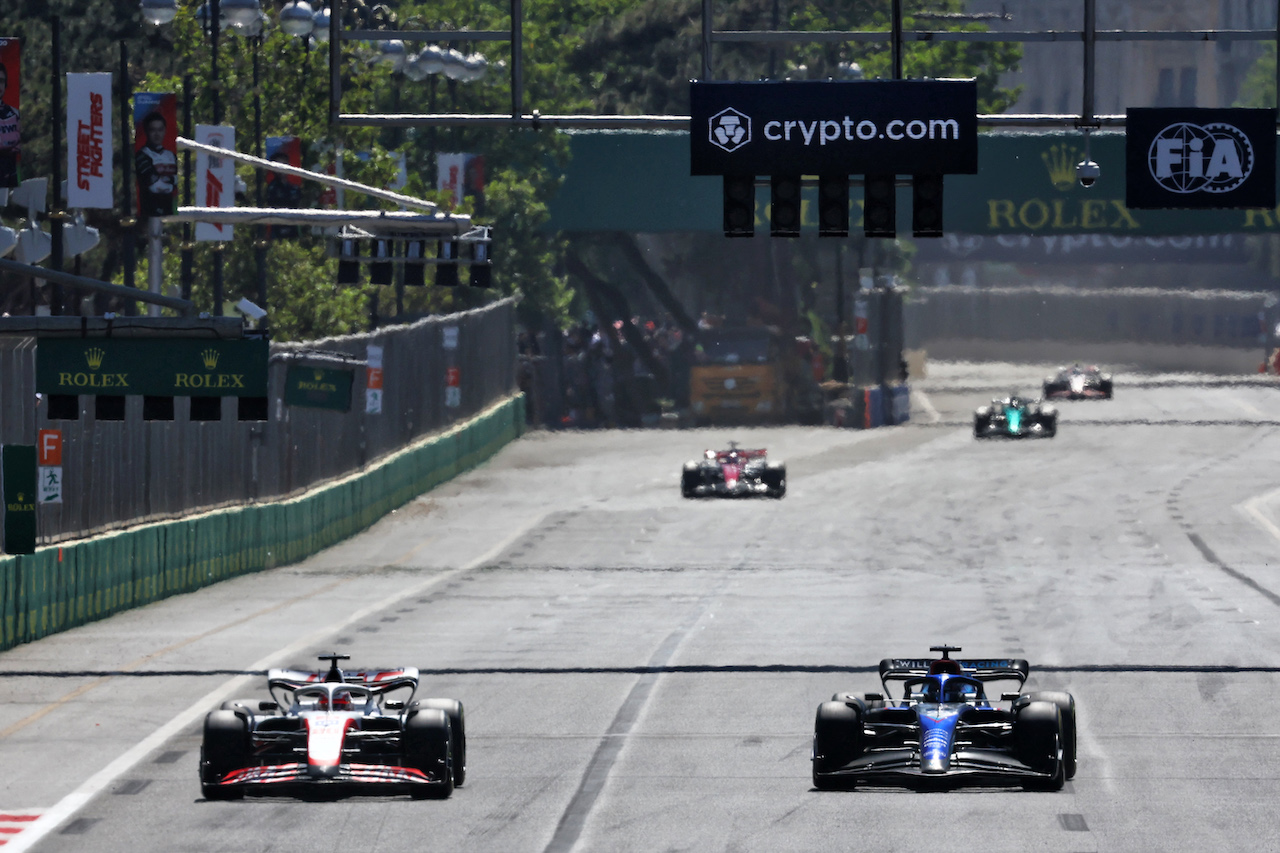 GP AZERBAIJAN, (L to R): Kevin Magnussen (DEN) Haas VF-22 e Alexander Albon (THA) Williams Racing FW44 battle for position.
12.06.2022. Formula 1 World Championship, Rd 8, Azerbaijan Grand Prix, Baku Street Circuit, Azerbaijan, Gara Day.
- www.xpbimages.com, EMail: requests@xpbimages.com © Copyright: Batchelor / XPB Images