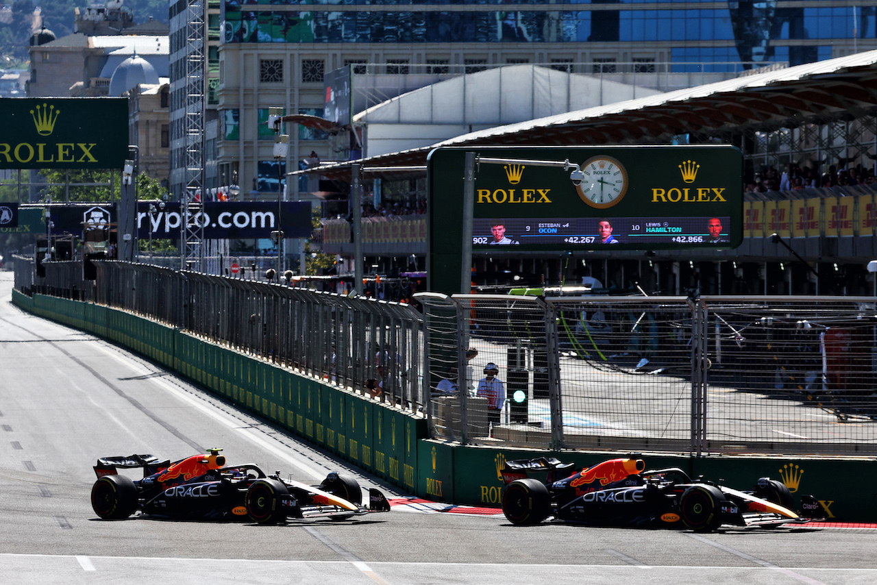 GP AZERBAIJAN, (L to R): Sergio Perez (MEX) Red Bull Racing RB18 is passed for the lead by team mate Max Verstappen (NLD) Red Bull Racing RB18.
12.06.2022. Formula 1 World Championship, Rd 8, Azerbaijan Grand Prix, Baku Street Circuit, Azerbaijan, Gara Day.
- www.xpbimages.com, EMail: requests@xpbimages.com © Copyright: Batchelor / XPB Images