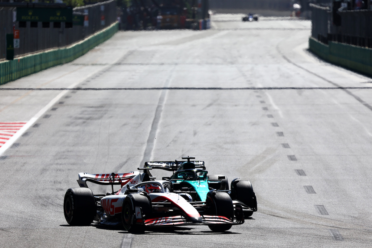 GP AZERBAIJAN, Kevin Magnussen (DEN) Haas VF-22 e Lance Stroll (CDN) Aston Martin F1 Team AMR22.
12.06.2022. Formula 1 World Championship, Rd 8, Azerbaijan Grand Prix, Baku Street Circuit, Azerbaijan, Gara Day.
- www.xpbimages.com, EMail: requests@xpbimages.com © Copyright: Batchelor / XPB Images