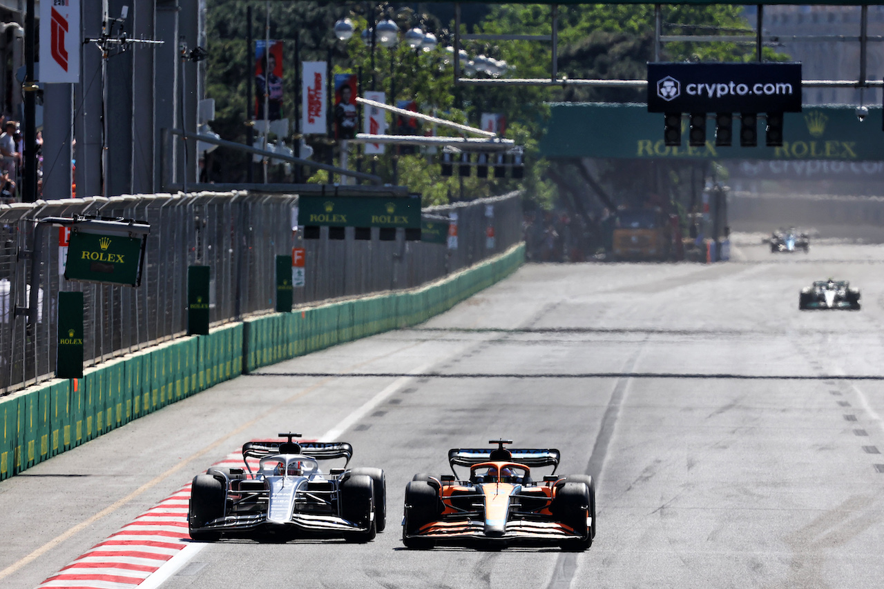 GP AZERBAIJAN, Pierre Gasly (FRA) AlphaTauri AT03 e Daniel Ricciardo (AUS) McLaren MCL36 battle for position.
12.06.2022. Formula 1 World Championship, Rd 8, Azerbaijan Grand Prix, Baku Street Circuit, Azerbaijan, Gara Day.
- www.xpbimages.com, EMail: requests@xpbimages.com © Copyright: Batchelor / XPB Images