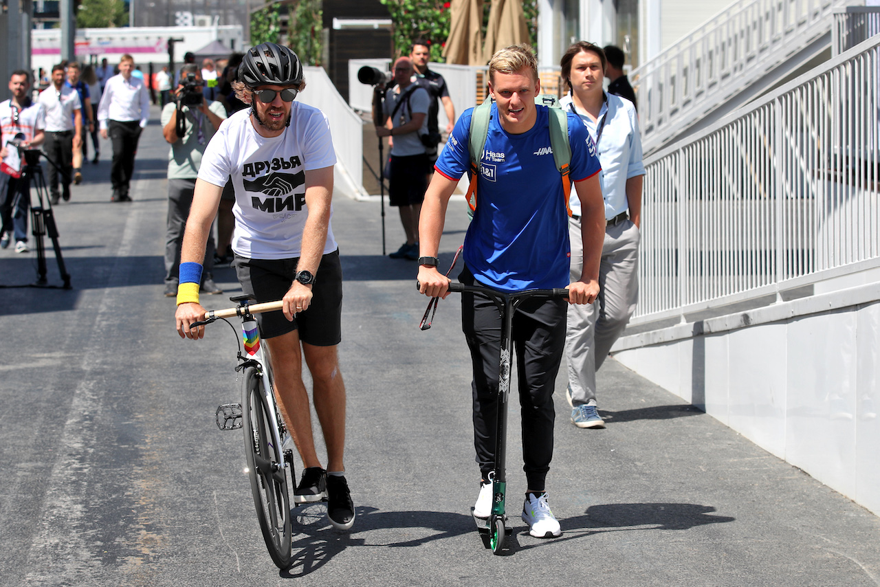 GP AZERBAIJAN, (L to R): Sebastian Vettel (GER) Aston Martin F1 Team with Mick Schumacher (GER) Haas F1 Team.
12.06.2022. Formula 1 World Championship, Rd 8, Azerbaijan Grand Prix, Baku Street Circuit, Azerbaijan, Gara Day.
 - www.xpbimages.com, EMail: requests@xpbimages.com © Copyright: Coates / XPB Images