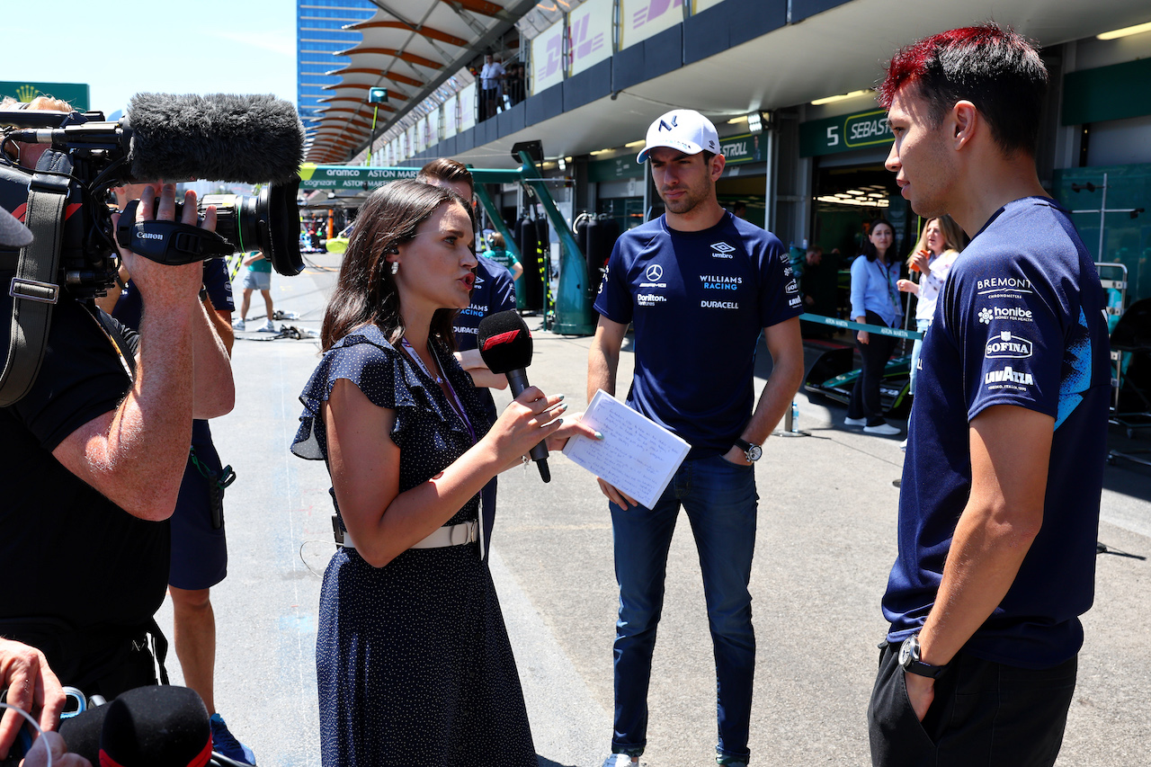 GP AZERBAIJAN, (L to R): Laura Winter (GBR) F1 Presenter with nlap e Alexander Albon (THA) Williams Racing.
12.06.2022. Formula 1 World Championship, Rd 8, Azerbaijan Grand Prix, Baku Street Circuit, Azerbaijan, Gara Day.
- www.xpbimages.com, EMail: requests@xpbimages.com © Copyright: Batchelor / XPB Images