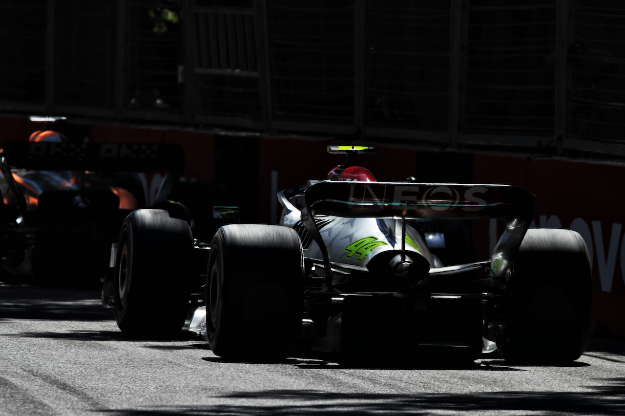 GP AZERBAIJAN, Lewis Hamilton (GBR) Mercedes AMG F1 W13.
12.06.2022. Formula 1 World Championship, Rd 8, Azerbaijan Grand Prix, Baku Street Circuit, Azerbaijan, Gara Day.
 - www.xpbimages.com, EMail: requests@xpbimages.com © Copyright: Coates / XPB Images
