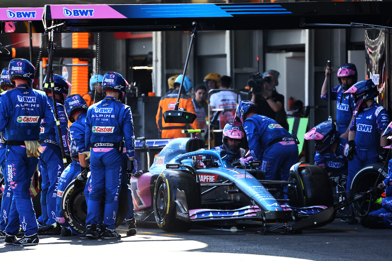 GP AZERBAIJAN, Esteban Ocon (FRA) Alpine F1 Team A522 makes a pit stop.
12.06.2022. Formula 1 World Championship, Rd 8, Azerbaijan Grand Prix, Baku Street Circuit, Azerbaijan, Gara Day.
- www.xpbimages.com, EMail: requests@xpbimages.com © Copyright: Batchelor / XPB Images