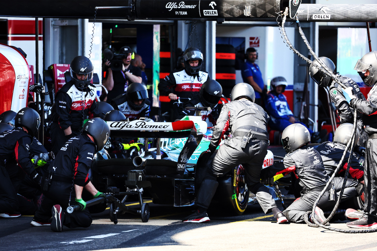 GP AZERBAIJAN, Valtteri Bottas (FIN) Alfa Romeo F1 Team C42 makes a pit stop.
12.06.2022. Formula 1 World Championship, Rd 8, Azerbaijan Grand Prix, Baku Street Circuit, Azerbaijan, Gara Day.
- www.xpbimages.com, EMail: requests@xpbimages.com © Copyright: Batchelor / XPB Images