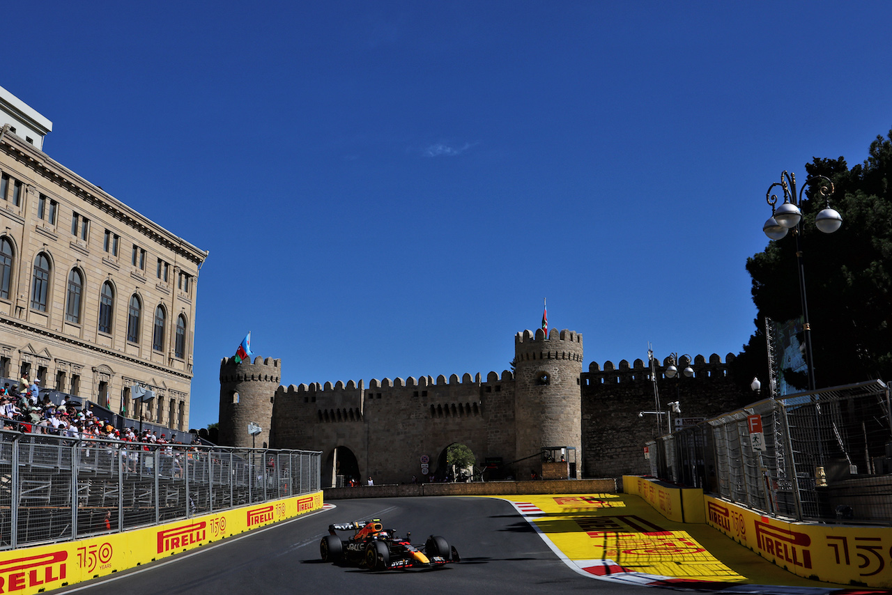 GP AZERBAIJAN, Sergio Perez (MEX) Red Bull Racing RB18.
12.06.2022. Formula 1 World Championship, Rd 8, Azerbaijan Grand Prix, Baku Street Circuit, Azerbaijan, Gara Day.
- www.xpbimages.com, EMail: requests@xpbimages.com © Copyright: Bearne / XPB Images