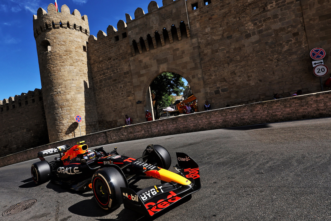 GP AZERBAIJAN, Sergio Perez (MEX) Red Bull Racing RB18.
12.06.2022. Formula 1 World Championship, Rd 8, Azerbaijan Grand Prix, Baku Street Circuit, Azerbaijan, Gara Day.
- www.xpbimages.com, EMail: requests@xpbimages.com © Copyright: Bearne / XPB Images