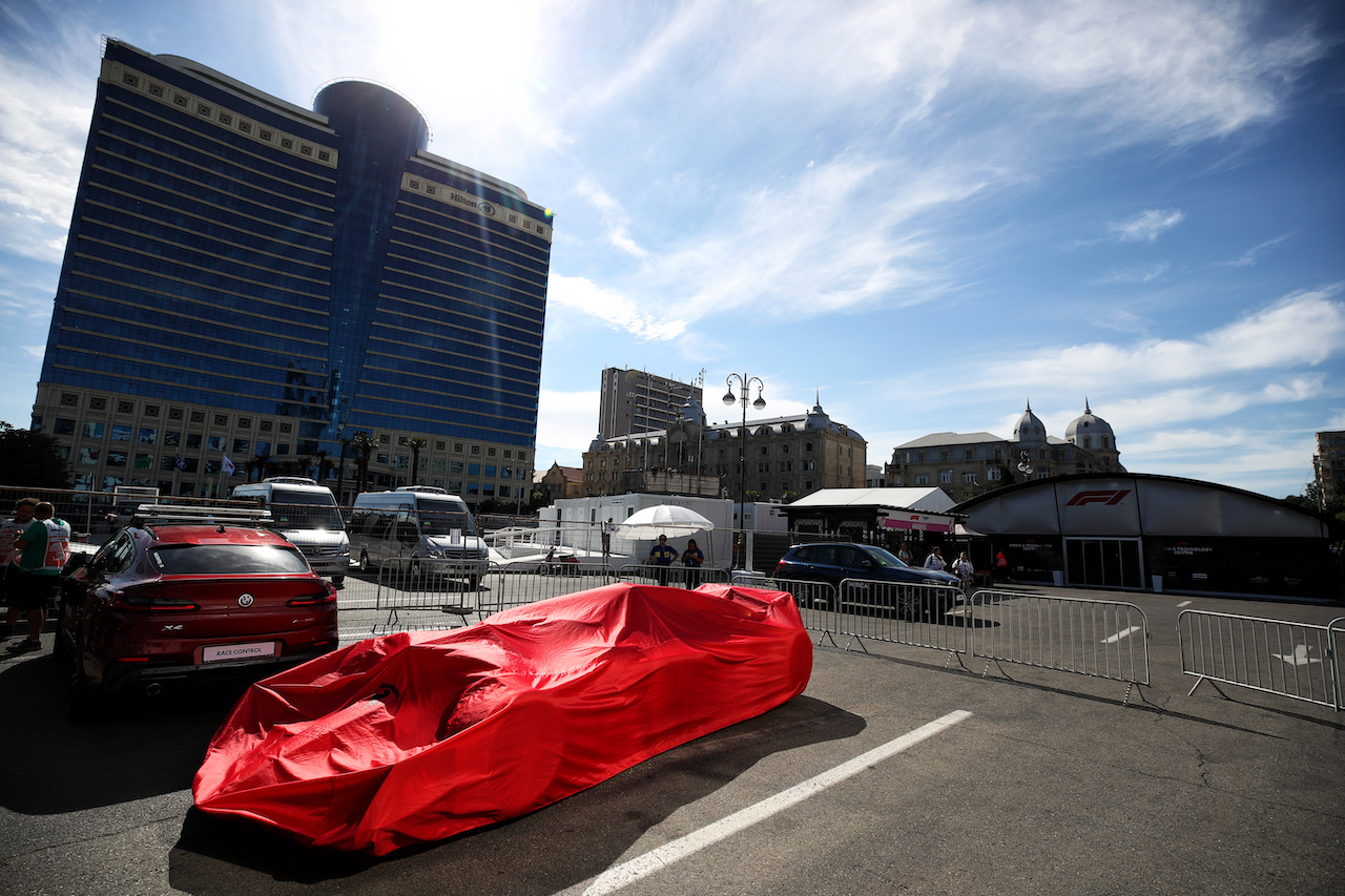 GP AZERBAIJAN, A retired Ferrari F1-75 under cover during the race.
12.06.2022. Formula 1 World Championship, Rd 8, Azerbaijan Grand Prix, Baku Street Circuit, Azerbaijan, Gara Day.
 - www.xpbimages.com, EMail: requests@xpbimages.com © Copyright: Coates / XPB Images