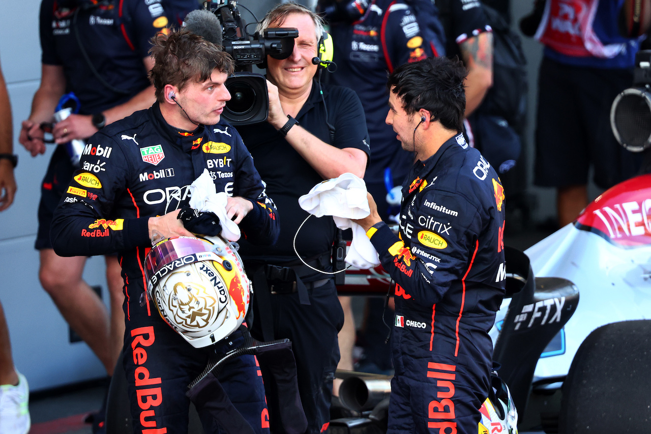 GP AZERBAIJAN, (L to R): Gara winner Max Verstappen (NLD) Red Bull Racing with second placed team mate Sergio Perez (MEX) Red Bull Racing in parc ferme.
12.06.2022. Formula 1 World Championship, Rd 8, Azerbaijan Grand Prix, Baku Street Circuit, Azerbaijan, Gara Day.
- www.xpbimages.com, EMail: requests@xpbimages.com © Copyright: Batchelor / XPB Images