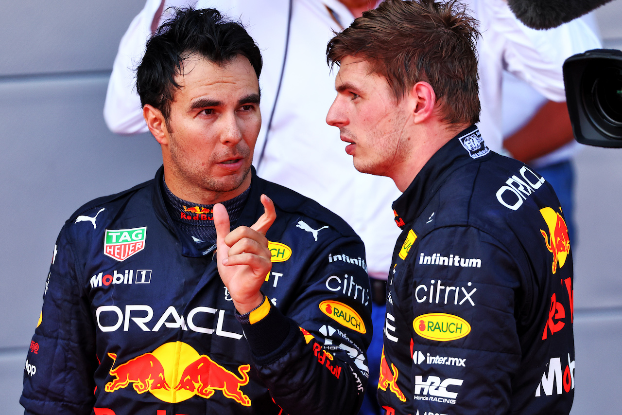 GP AZERBAIJAN, (L to R): Second placed Sergio Perez (MEX) Red Bull Racing in parc ferme with team mate e vincitore Max Verstappen (NLD) Red Bull Racing.
12.06.2022. Formula 1 World Championship, Rd 8, Azerbaijan Grand Prix, Baku Street Circuit, Azerbaijan, Gara Day.
- www.xpbimages.com, EMail: requests@xpbimages.com © Copyright: Batchelor / XPB Images