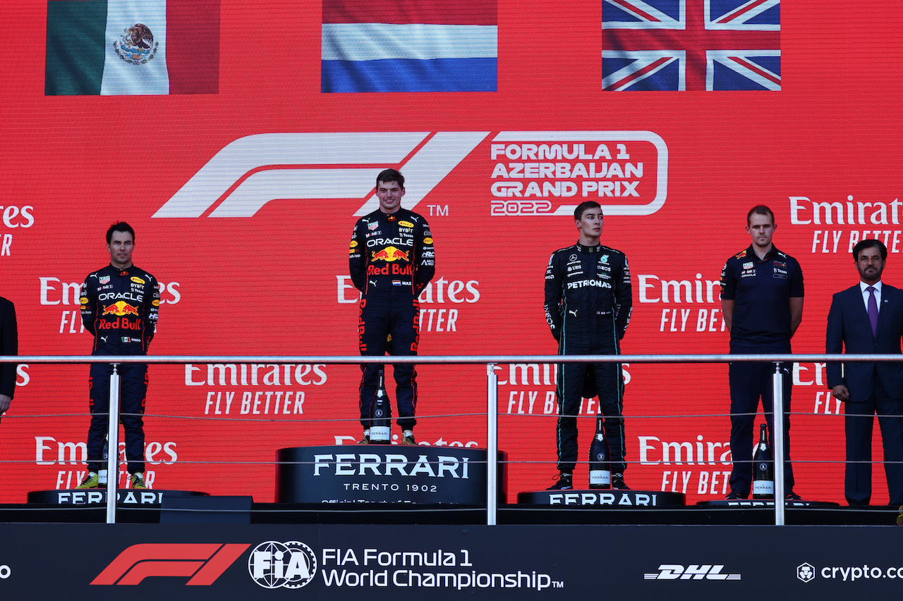 GP AZERBAIJAN, 1st place Max Verstappen (NLD) Red Bull Racing RB18, with 2nd place Sergio Perez (MEX) Red Bull Racing RB18, 3rd place George Russell (GBR) Mercedes AMG F1 W13 with Tom Hart, Red Bull Racing Performance Engineer.
12.06.2022. Formula 1 World Championship, Rd 8, Azerbaijan Grand Prix, Baku Street Circuit, Azerbaijan, Gara Day.
- www.xpbimages.com, EMail: requests@xpbimages.com © Copyright: Batchelor / XPB Images