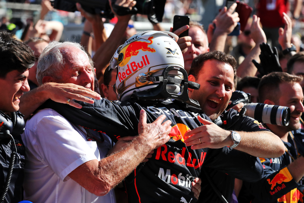 GP AZERBAIJAN, Gara winner Max Verstappen (NLD) Red Bull Racing celebrates in parc ferme with Dr Helmut Marko (AUT) Red Bull Motorsport Consultant e the team.
12.06.2022. Formula 1 World Championship, Rd 8, Azerbaijan Grand Prix, Baku Street Circuit, Azerbaijan, Gara Day.
 - www.xpbimages.com, EMail: requests@xpbimages.com © Copyright: Coates / XPB Images