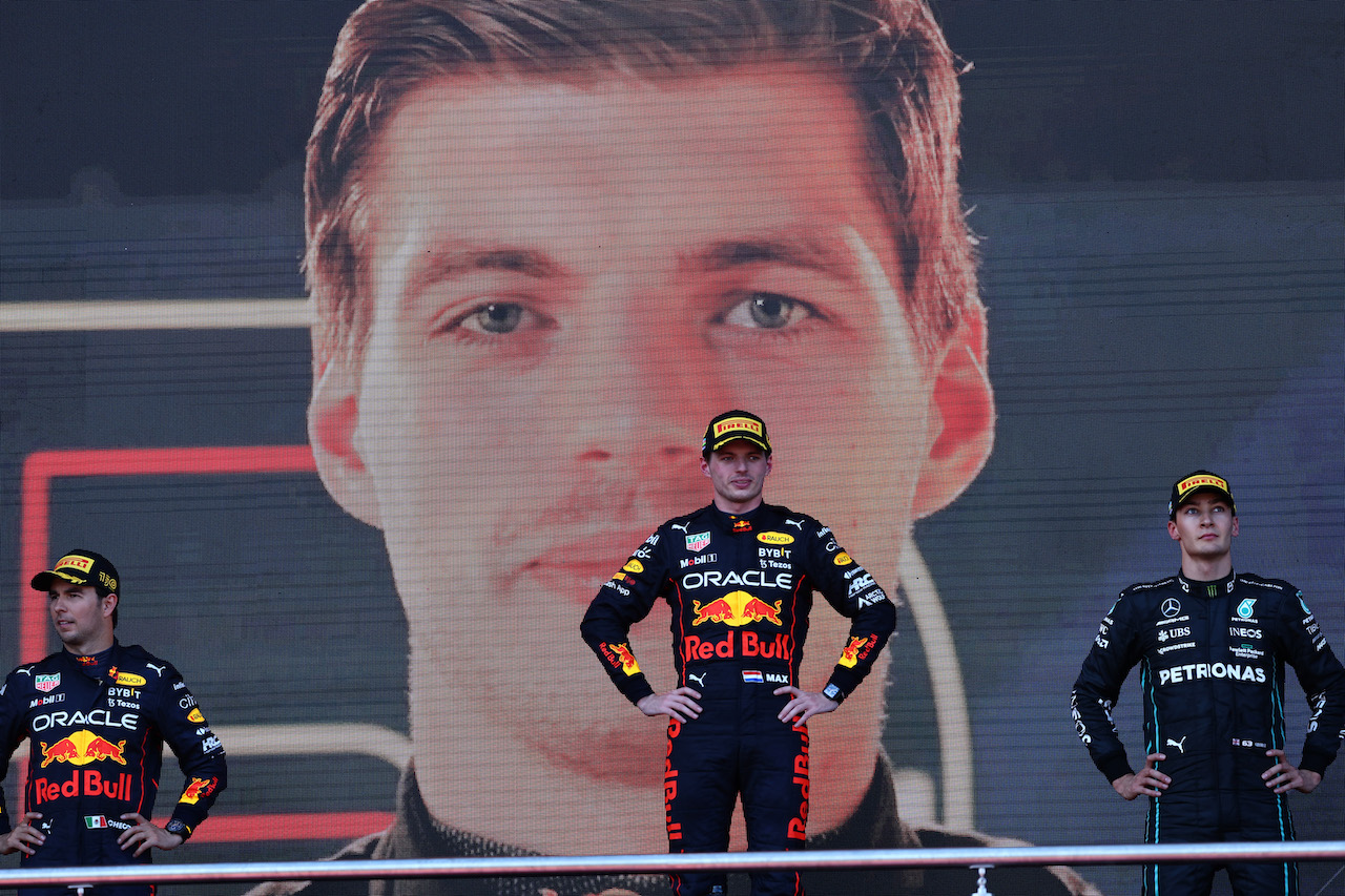 GP AZERBAIJAN, 1st place Max Verstappen (NLD) Red Bull Racing RB18, with 2nd place Sergio Perez (MEX) Red Bull Racing RB18 e 3rd place George Russell (GBR) Mercedes AMG F1 W13.
12.06.2022. Formula 1 World Championship, Rd 8, Azerbaijan Grand Prix, Baku Street Circuit, Azerbaijan, Gara Day.
- www.xpbimages.com, EMail: requests@xpbimages.com ¬© Copyright: Batchelor / XPB Images