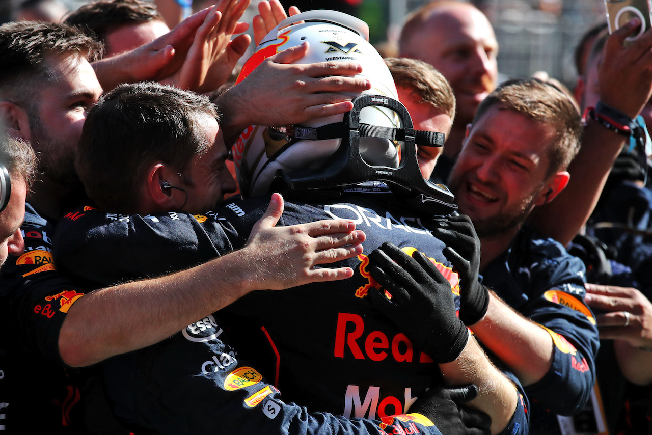 GP AZERBAIJAN, Gara winner Max Verstappen (NLD) Red Bull Racing celebrates in parc ferme with the team.
12.06.2022. Formula 1 World Championship, Rd 8, Azerbaijan Grand Prix, Baku Street Circuit, Azerbaijan, Gara Day.
 - www.xpbimages.com, EMail: requests@xpbimages.com © Copyright: Coates / XPB Images