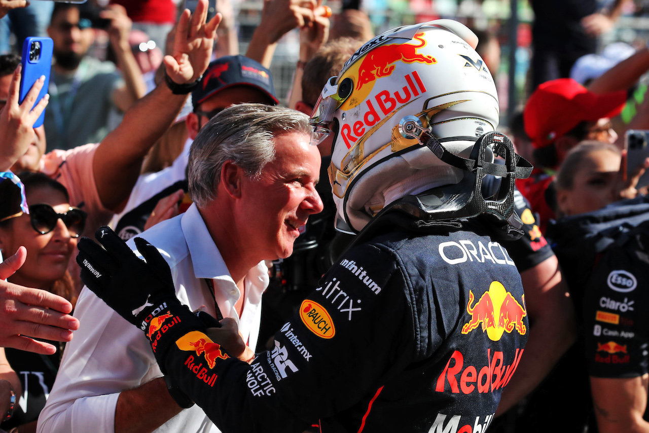 GP AZERBAIJAN, Gara winner Max Verstappen (NLD) Red Bull Racing celebrates in parc ferme with Raymond Vermeulen (NLD) Driver Manager.
12.06.2022. Formula 1 World Championship, Rd 8, Azerbaijan Grand Prix, Baku Street Circuit, Azerbaijan, Gara Day.
 - www.xpbimages.com, EMail: requests@xpbimages.com © Copyright: Coates / XPB Images