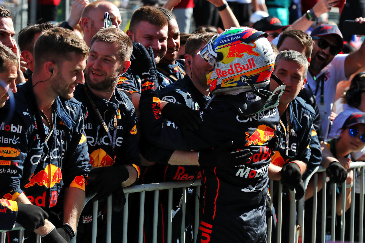 GP AZERBAIJAN, Sergio Perez (MEX) Red Bull Racing celebrates his second position in parc ferme with the team.
12.06.2022. Formula 1 World Championship, Rd 8, Azerbaijan Grand Prix, Baku Street Circuit, Azerbaijan, Gara Day.
 - www.xpbimages.com, EMail: requests@xpbimages.com © Copyright: Coates / XPB Images