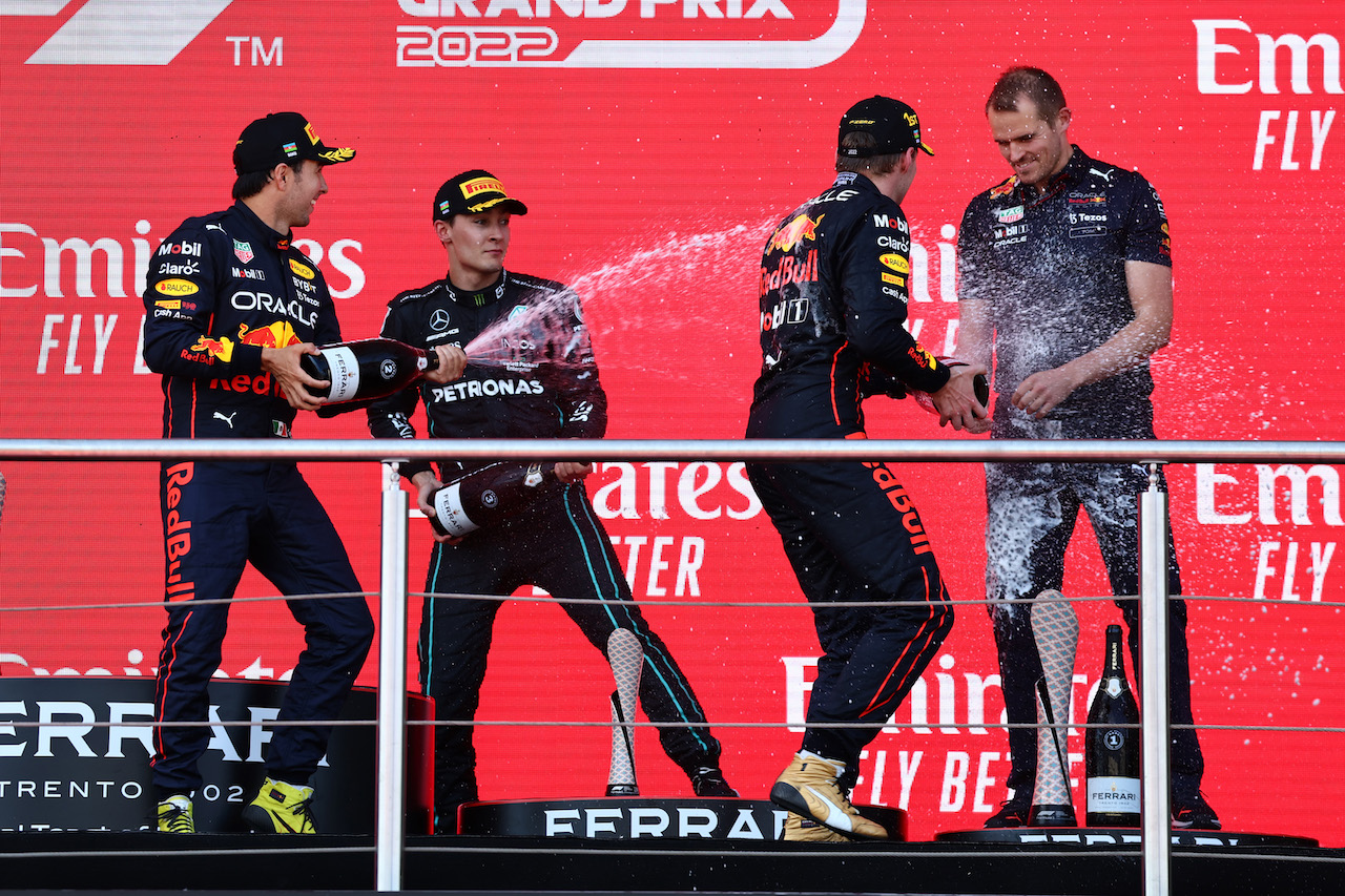 GP AZERBAIJAN, 1st place Max Verstappen (NLD) Red Bull Racing RB18, with 2nd place Sergio Perez (MEX) Red Bull Racing RB18, 3rd place George Russell (GBR) Mercedes AMG F1 W13 with Tom Hart, Red Bull Racing Performance Engineer.
12.06.2022. Formula 1 World Championship, Rd 8, Azerbaijan Grand Prix, Baku Street Circuit, Azerbaijan, Gara Day.
- www.xpbimages.com, EMail: requests@xpbimages.com © Copyright: Batchelor / XPB Images