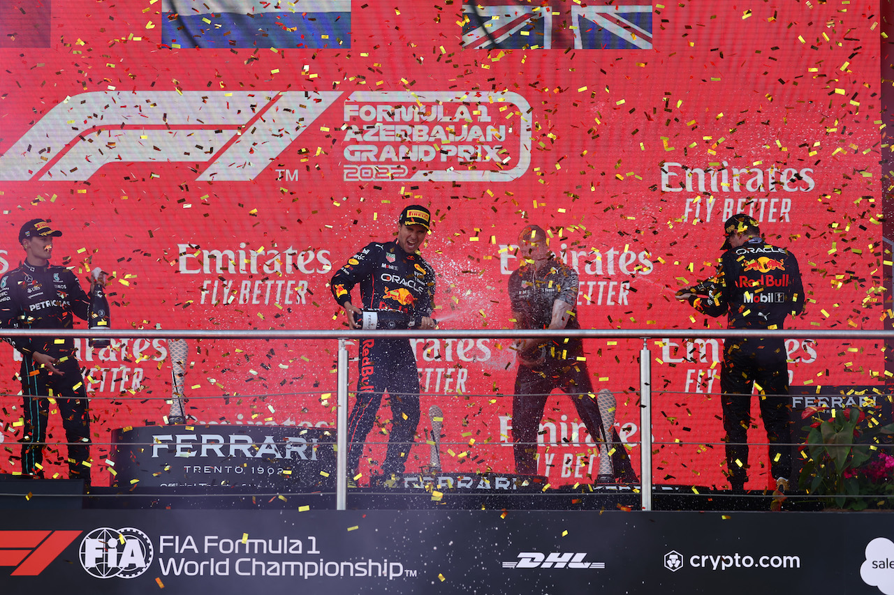 GP AZERBAIJAN, 1st place Max Verstappen (NLD) Red Bull Racing RB18, with 2nd place Sergio Perez (MEX) Red Bull Racing RB18, 3rd place George Russell (GBR) Mercedes AMG F1 W13 with Tom Hart, Red Bull Racing Performance Engineer.
12.06.2022. Formula 1 World Championship, Rd 8, Azerbaijan Grand Prix, Baku Street Circuit, Azerbaijan, Gara Day.
- www.xpbimages.com, EMail: requests@xpbimages.com ¬© Copyright: Batchelor / XPB Images