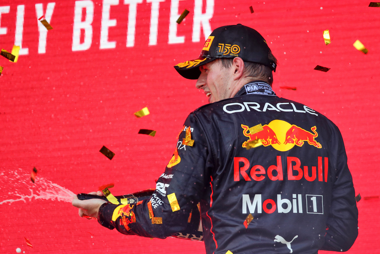 GP AZERBAIJAN, Gara winner Max Verstappen (NLD) Red Bull Racing celebrates on the podium.
12.06.2022. Formula 1 World Championship, Rd 8, Azerbaijan Grand Prix, Baku Street Circuit, Azerbaijan, Gara Day.
 - www.xpbimages.com, EMail: requests@xpbimages.com © Copyright: Coates / XPB Images