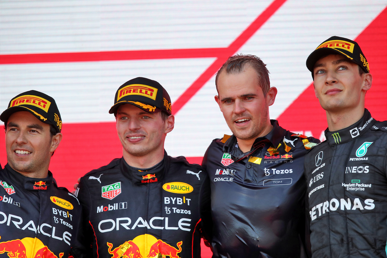 GP AZERBAIJAN, The podium (L to R): Sergio Perez (MEX) Red Bull Racing, second; Max Verstappen (NLD) Red Bull Racing, vincitore; Tom Hart (GBR) Red Bull Racing Performance Engineer; George Russell (GBR) Mercedes AMG F1 third.
12.06.2022. Formula 1 World Championship, Rd 8, Azerbaijan Grand Prix, Baku Street Circuit, Azerbaijan, Gara Day.
 - www.xpbimages.com, EMail: requests@xpbimages.com © Copyright: Coates / XPB Images