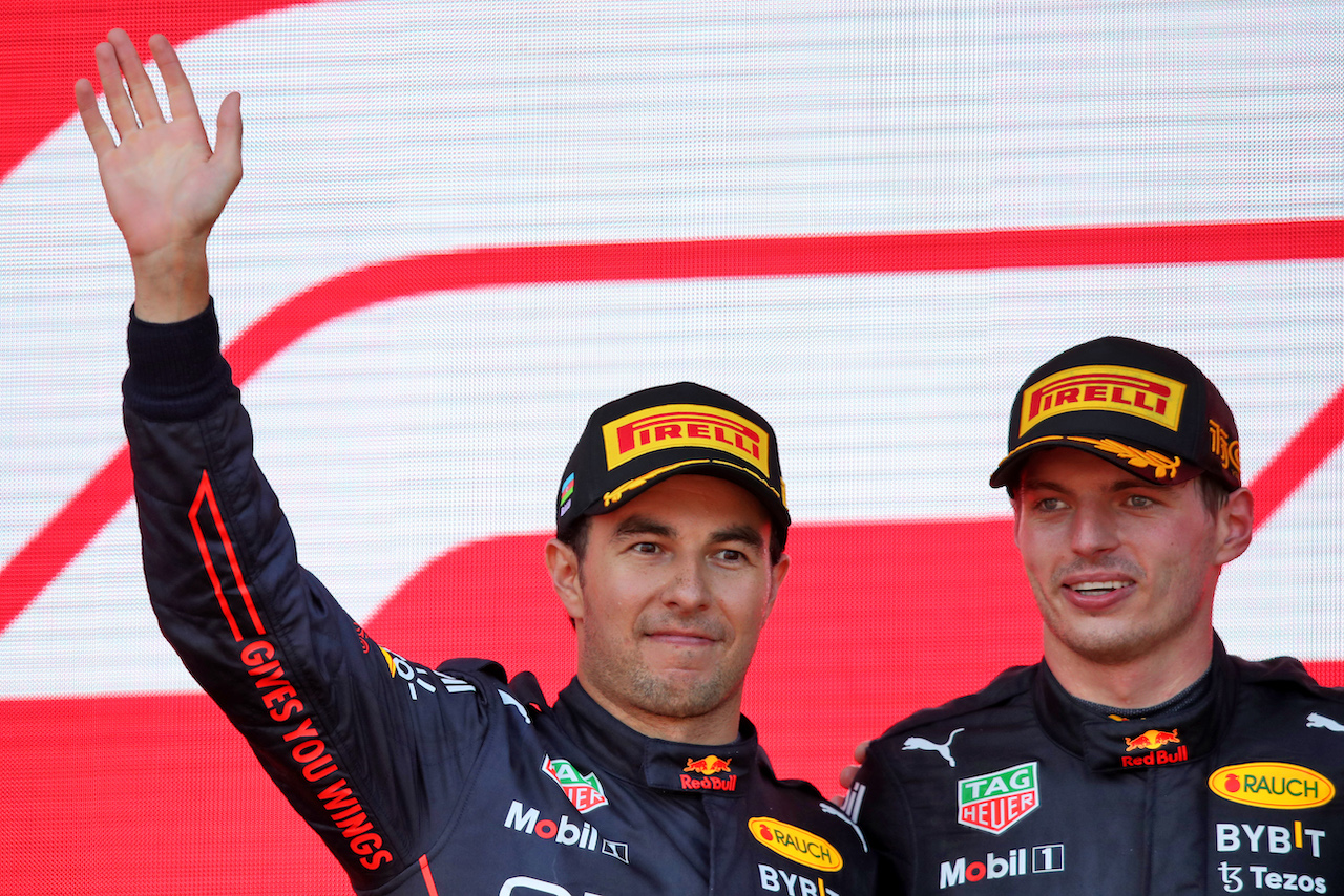 GP AZERBAIJAN, (L to R): Sergio Perez (MEX) Red Bull Racing celebrates his second position on the podium with vincitore e team mate Max Verstappen (NLD) Red Bull Racing.
12.06.2022. Formula 1 World Championship, Rd 8, Azerbaijan Grand Prix, Baku Street Circuit, Azerbaijan, Gara Day.
 - www.xpbimages.com, EMail: requests@xpbimages.com © Copyright: Coates / XPB Images