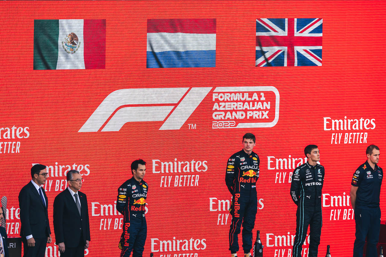 GP AZERBAIJAN, The podium (L to R): The podium (L to R): Sergio Perez (MEX) Red Bull Racing, second; Max Verstappen (NLD) Red Bull Racing, vincitore; George Russell (GBR) Mercedes AMG F1 third; Tom Hart (GBR) Red Bull Racing Performance Engineer.
12.06.2022. Formula 1 World Championship, Rd 8, Azerbaijan Grand Prix, Baku Street Circuit, Azerbaijan, Gara Day.
- www.xpbimages.com, EMail: requests@xpbimages.com © Copyright: Bearne / XPB Images