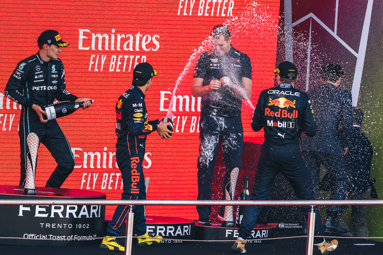 GP AZERBAIJAN, The podium (L to R): George Russell (GBR) Mercedes AMG F1, third; Sergio Perez (MEX) Red Bull Racing, second; Tom Hart (GBR) Red Bull Racing Performance Engineer; Max Verstappen (NLD) Red Bull Racing, vincitore.
12.06.2022. Formula 1 World Championship, Rd 8, Azerbaijan Grand Prix, Baku Street Circuit, Azerbaijan, Gara Day.
- www.xpbimages.com, EMail: requests@xpbimages.com © Copyright: Bearne / XPB Images