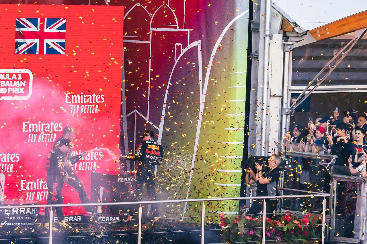 GP AZERBAIJAN, Gara winner Max Verstappen (NLD) Red Bull Racing (Right) celebrates on the podium with team mate Sergio Perez (MEX) Red Bull Racing e Tom Hart (GBR) Red Bull Racing Performance Engineer.
12.06.2022. Formula 1 World Championship, Rd 8, Azerbaijan Grand Prix, Baku Street Circuit, Azerbaijan, Gara Day.
- www.xpbimages.com, EMail: requests@xpbimages.com © Copyright: Bearne / XPB Images