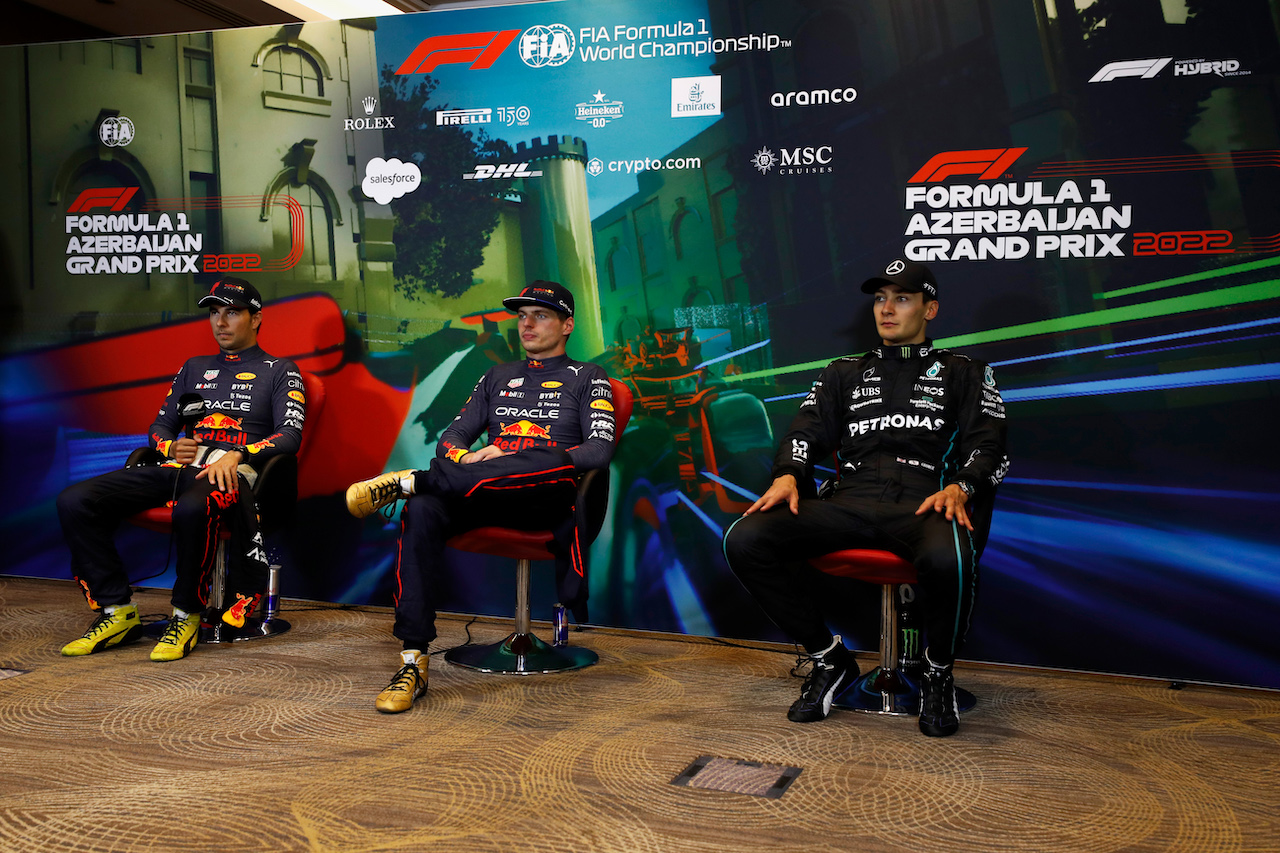 GP AZERBAIJAN, (L to R): Sergio Perez (MEX) Red Bull Racing; Max Verstappen (NLD) Red Bull Racing; e George Russell (GBR) Mercedes AMG F1, in the post race FIA Press Conference.
12.06.2022. Formula 1 World Championship, Rd 8, Azerbaijan Grand Prix, Baku Street Circuit, Azerbaijan, Gara Day.
- www.xpbimages.com, EMail: requests@xpbimages.com © Copyright: XPB Images