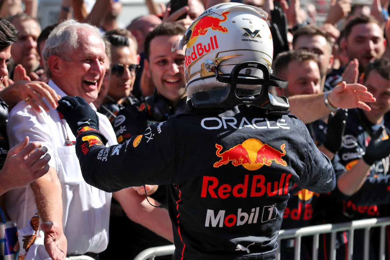 GP AZERBAIJAN, Gara winner Max Verstappen (NLD) Red Bull Racing celebrates with Dr Helmut Marko (AUT) Red Bull Motorsport Consultant e the team in parc ferme.
12.06.2022. Formula 1 World Championship, Rd 8, Azerbaijan Grand Prix, Baku Street Circuit, Azerbaijan, Gara Day.
 - www.xpbimages.com, EMail: requests@xpbimages.com © Copyright: Coates / XPB Images