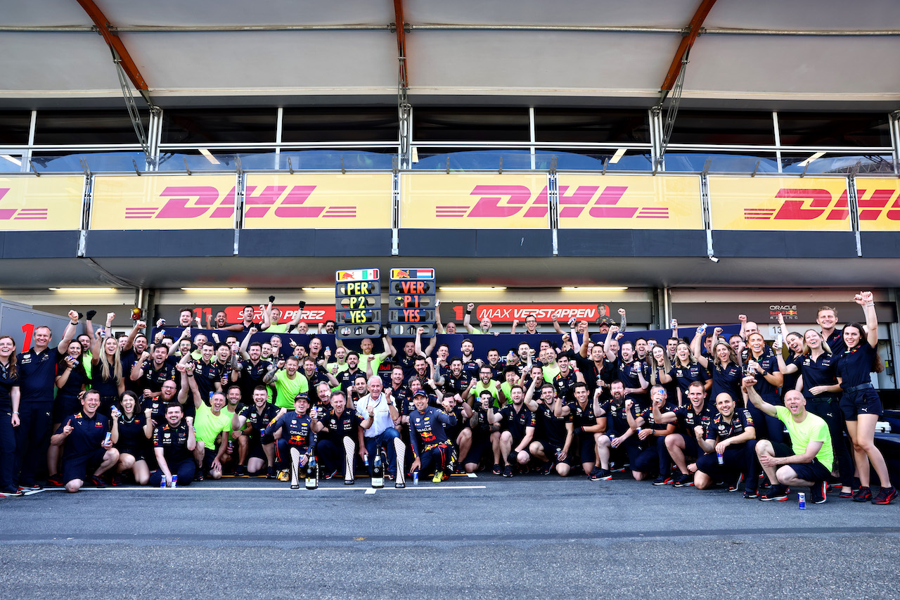 GP AZERBAIJAN, 1st place Max Verstappen (NLD) Red Bull Racing RB18 celebrates with the team e Christian Horner (GBR) Red Bull Racing Team Principal, Dr Helmut Marko (AUT) Red Bull Motorsport Consultant, Sergio Perez (MEX) Red Bull Racing.
12.06.2022. Formula 1 World Championship, Rd 8, Azerbaijan Grand Prix, Baku Street Circuit, Azerbaijan, Gara Day.
- www.xpbimages.com, EMail: requests@xpbimages.com ¬© Copyright: Batchelor / XPB Images