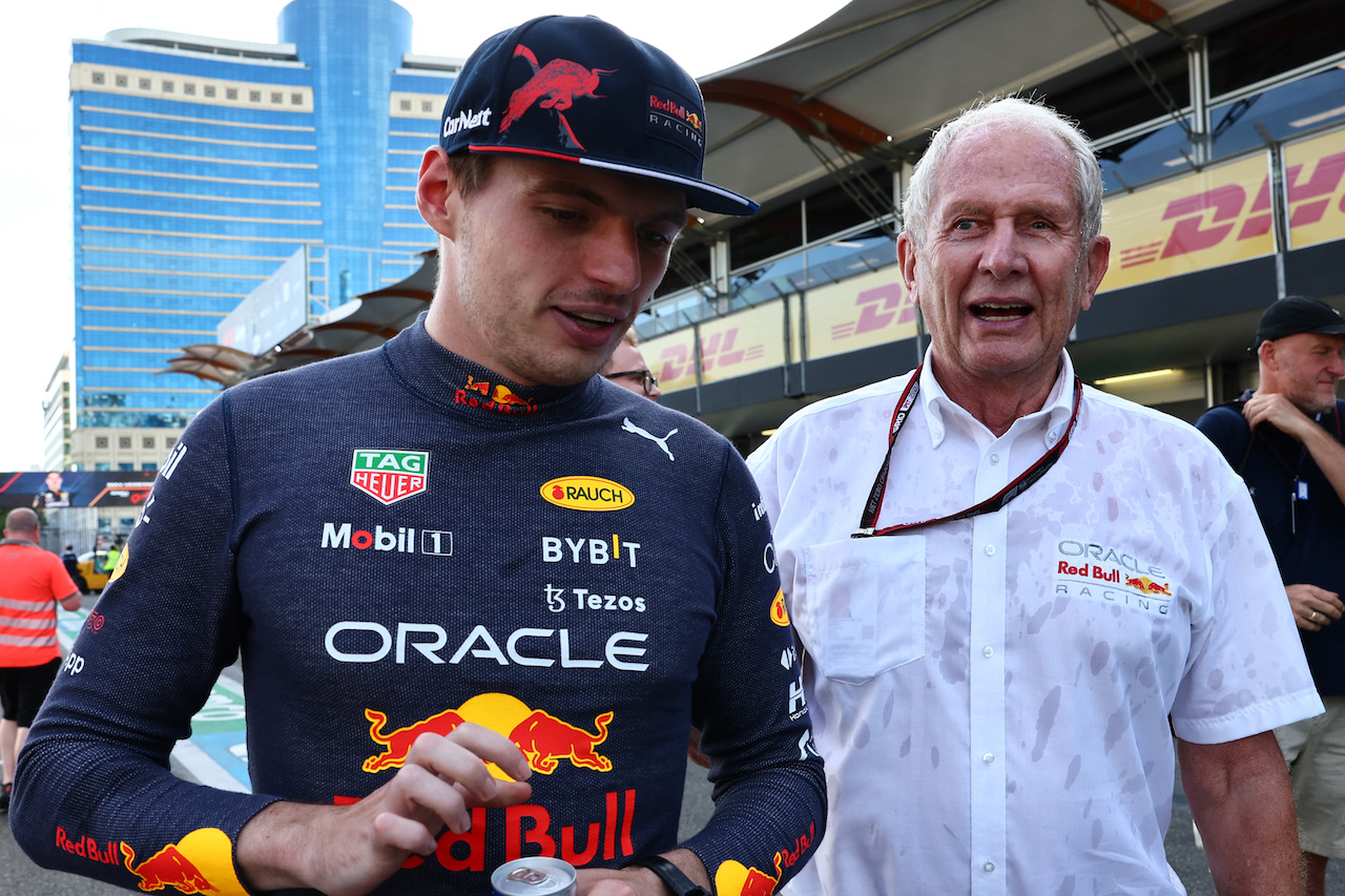 GP AZERBAIJAN, 1st place Max Verstappen (NLD) Red Bull Racing RB18 celebrates with the team e Dr Helmut Marko (AUT) Red Bull Motorsport Consultant, Sergio Perez (MEX) Red Bull Racing.
12.06.2022. Formula 1 World Championship, Rd 8, Azerbaijan Grand Prix, Baku Street Circuit, Azerbaijan, Gara Day.
- www.xpbimages.com, EMail: requests@xpbimages.com ¬© Copyright: Batchelor / XPB Images