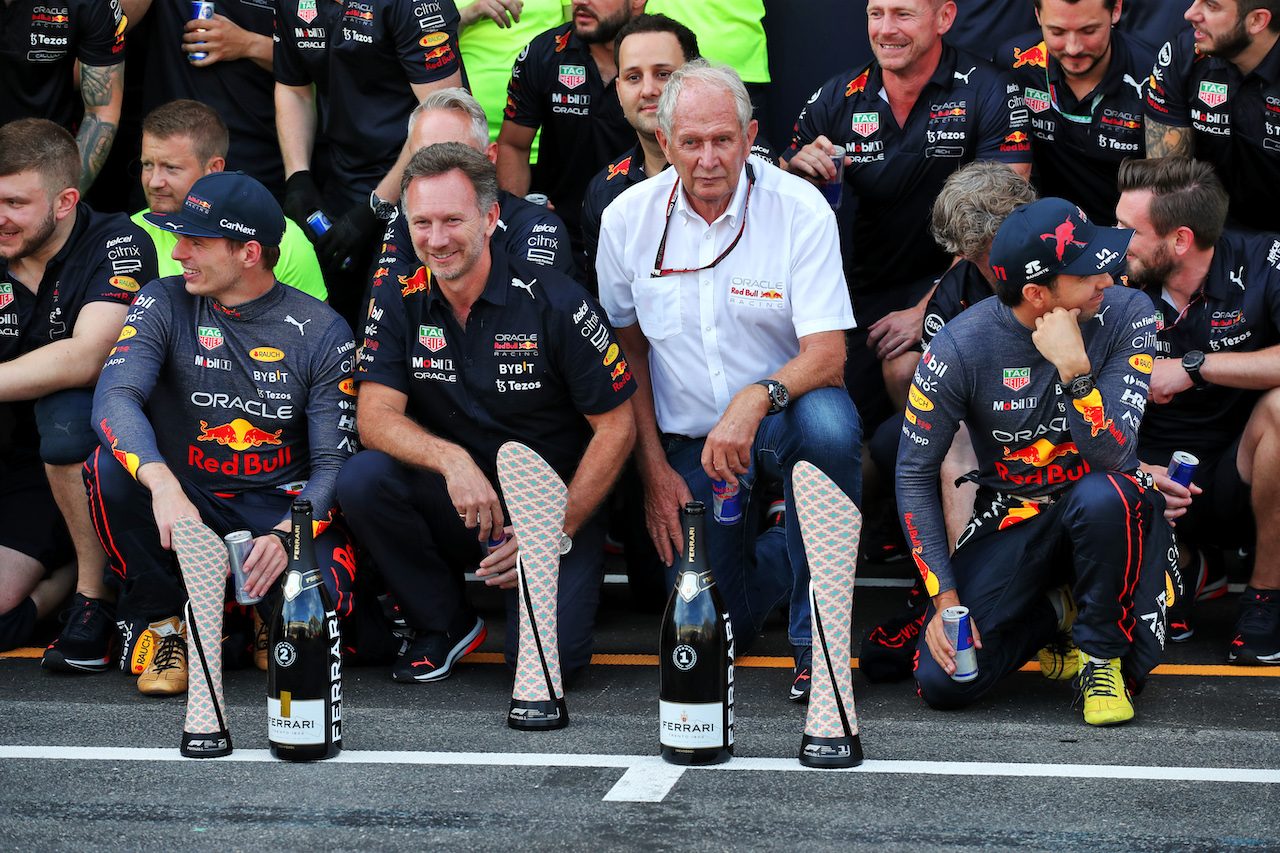 GP AZERBAIJAN, Christian Horner (GBR) Red Bull Racing Team Principal; Dr Helmut Marko (AUT) Red Bull Motorsport Consultant; e the team celebrates a 1-2 finish for Max Verstappen (NLD) Red Bull Racing e Sergio Perez (MEX) Red Bull Racing.
12.06.2022. Formula 1 World Championship, Rd 8, Azerbaijan Grand Prix, Baku Street Circuit, Azerbaijan, Gara Day.
 - www.xpbimages.com, EMail: requests@xpbimages.com © Copyright: Coates / XPB Images