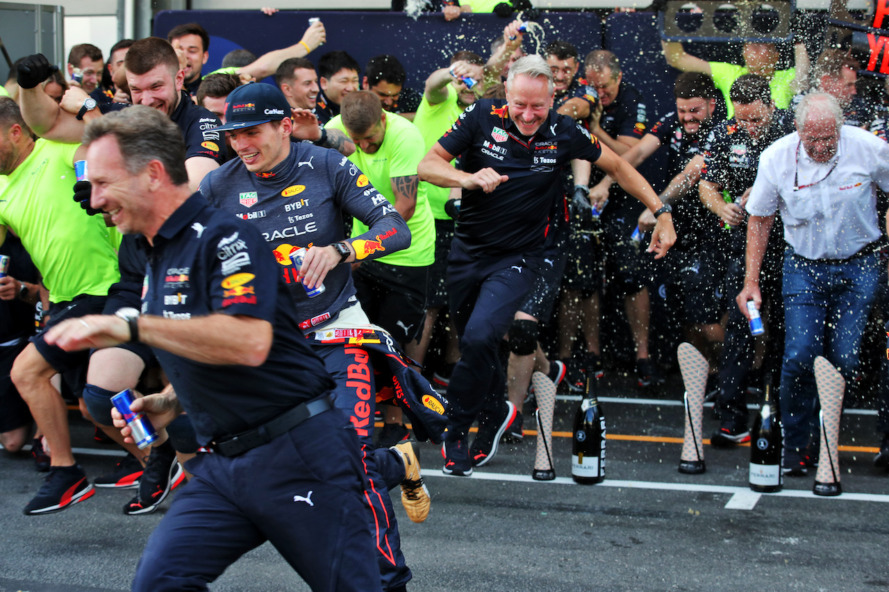 GP AZERBAIJAN, Red Bull Racing celebrate a 1-2 finish for Max Verstappen (NLD) Red Bull Racing e Sergio Perez (MEX) Red Bull Racing.
12.06.2022. Formula 1 World Championship, Rd 8, Azerbaijan Grand Prix, Baku Street Circuit, Azerbaijan, Gara Day.
 - www.xpbimages.com, EMail: requests@xpbimages.com © Copyright: Coates / XPB Images