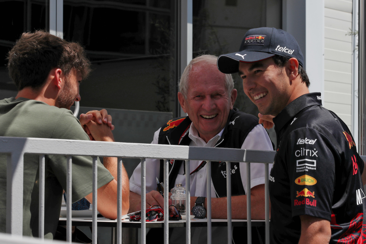 GP AZERBAIJAN, (L to R): Pierre Gasly (FRA) AlphaTauri with Dr Helmut Marko (AUT) Red Bull Motorsport Consultant e Sergio Perez (MEX) Red Bull Racing.
12.06.2022. Formula 1 World Championship, Rd 8, Azerbaijan Grand Prix, Baku Street Circuit, Azerbaijan, Gara Day.
 - www.xpbimages.com, EMail: requests@xpbimages.com © Copyright: Coates / XPB Images