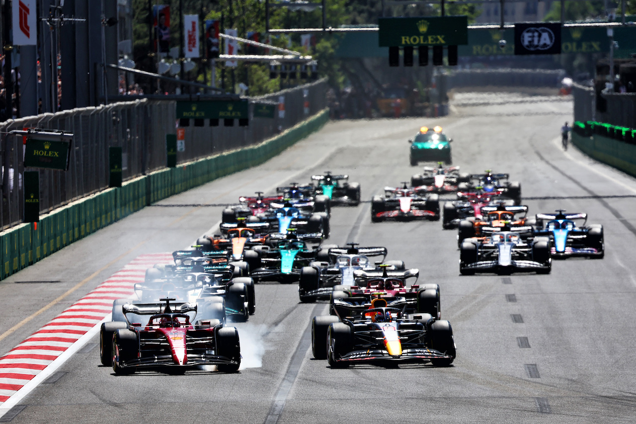 GP AZERBAIJAN, Sergio Perez (MEX) Red Bull Racing RB18 (Right) passes pole sitter Charles Leclerc (MON) Ferrari F1-75 (Left) at the partenza of the race.
12.06.2022. Formula 1 World Championship, Rd 8, Azerbaijan Grand Prix, Baku Street Circuit, Azerbaijan, Gara Day.
- www.xpbimages.com, EMail: requests@xpbimages.com © Copyright: Batchelor / XPB Images