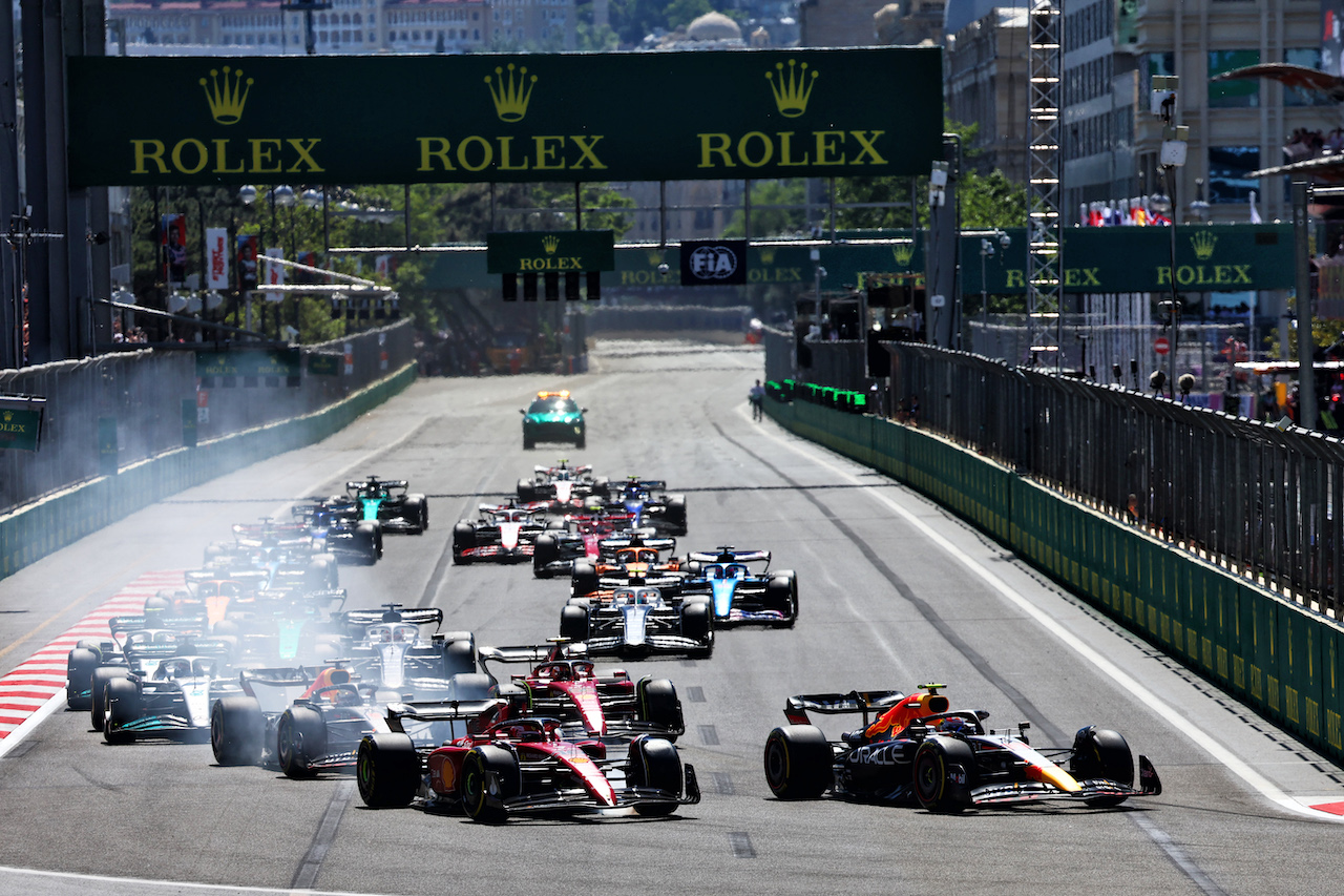 GP AZERBAIJAN, Sergio Perez (MEX) Red Bull Racing RB18 (Right) passes pole sitter Charles Leclerc (MON) Ferrari F1-75 (Left) at the partenza of the race.
12.06.2022. Formula 1 World Championship, Rd 8, Azerbaijan Grand Prix, Baku Street Circuit, Azerbaijan, Gara Day.
- www.xpbimages.com, EMail: requests@xpbimages.com © Copyright: Batchelor / XPB Images