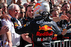 GP AZERBAIJAN, Gara winner Max Verstappen (NLD) Red Bull Racing celebrates with Dr Helmut Marko (AUT) Red Bull Motorsport Consultant e the team in parc ferme.
12.06.2022. Formula 1 World Championship, Rd 8, Azerbaijan Grand Prix, Baku Street Circuit, Azerbaijan, Gara Day.
 - www.xpbimages.com, EMail: requests@xpbimages.com © Copyright: Coates / XPB Images