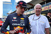 GP AZERBAIJAN, 1st place Max Verstappen (NLD) Red Bull Racing RB18 celebrates with the team e Dr Helmut Marko (AUT) Red Bull Motorsport Consultant, Sergio Perez (MEX) Red Bull Racing.
12.06.2022. Formula 1 World Championship, Rd 8, Azerbaijan Grand Prix, Baku Street Circuit, Azerbaijan, Gara Day.
- www.xpbimages.com, EMail: requests@xpbimages.com ¬© Copyright: Batchelor / XPB Images
