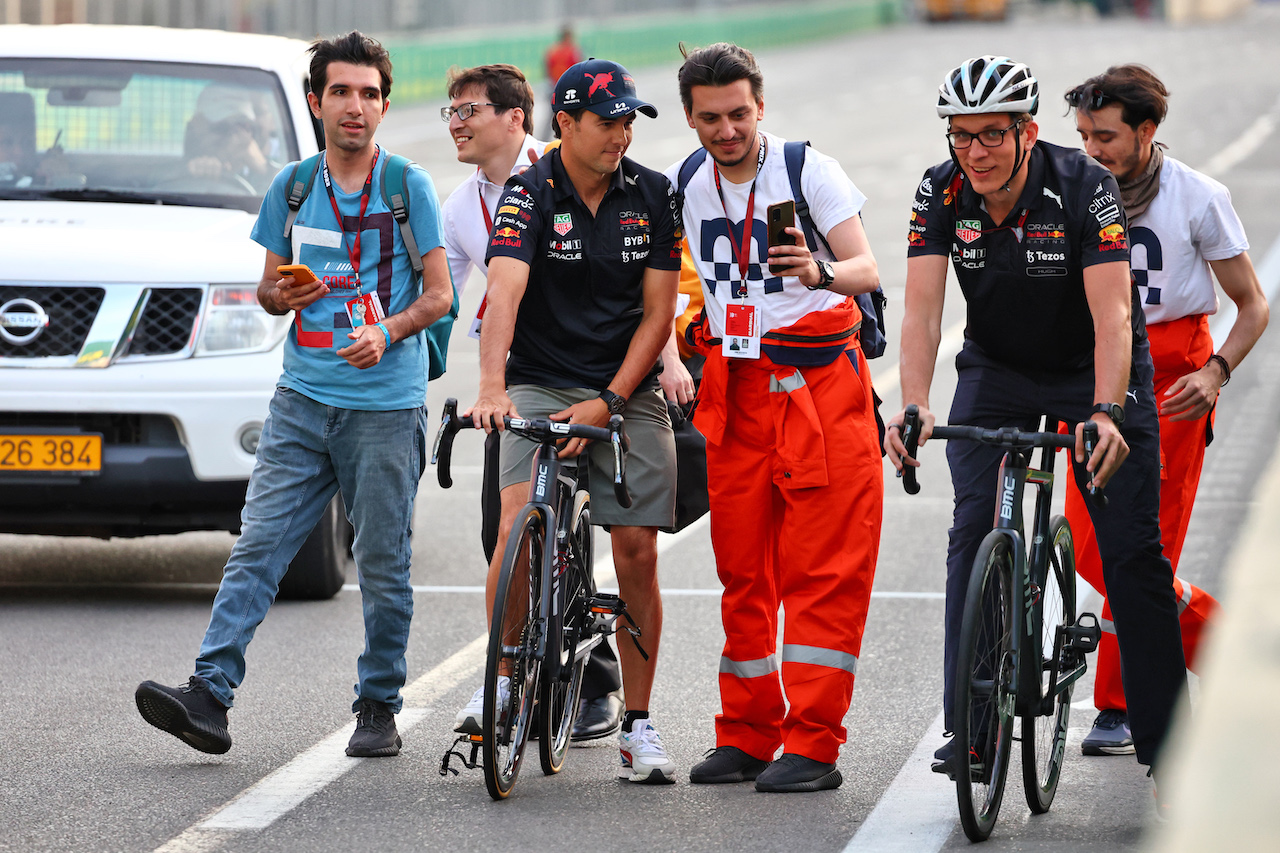 GP AZERBAIJAN, Sergio Perez (MEX) Red Bull Racing with fans.
09.06.2022. Formula 1 World Championship, Rd 8, Azerbaijan Grand Prix, Baku Street Circuit, Azerbaijan, Preparation Day.
- www.xpbimages.com, EMail: requests@xpbimages.com © Copyright: Batchelor / XPB Images