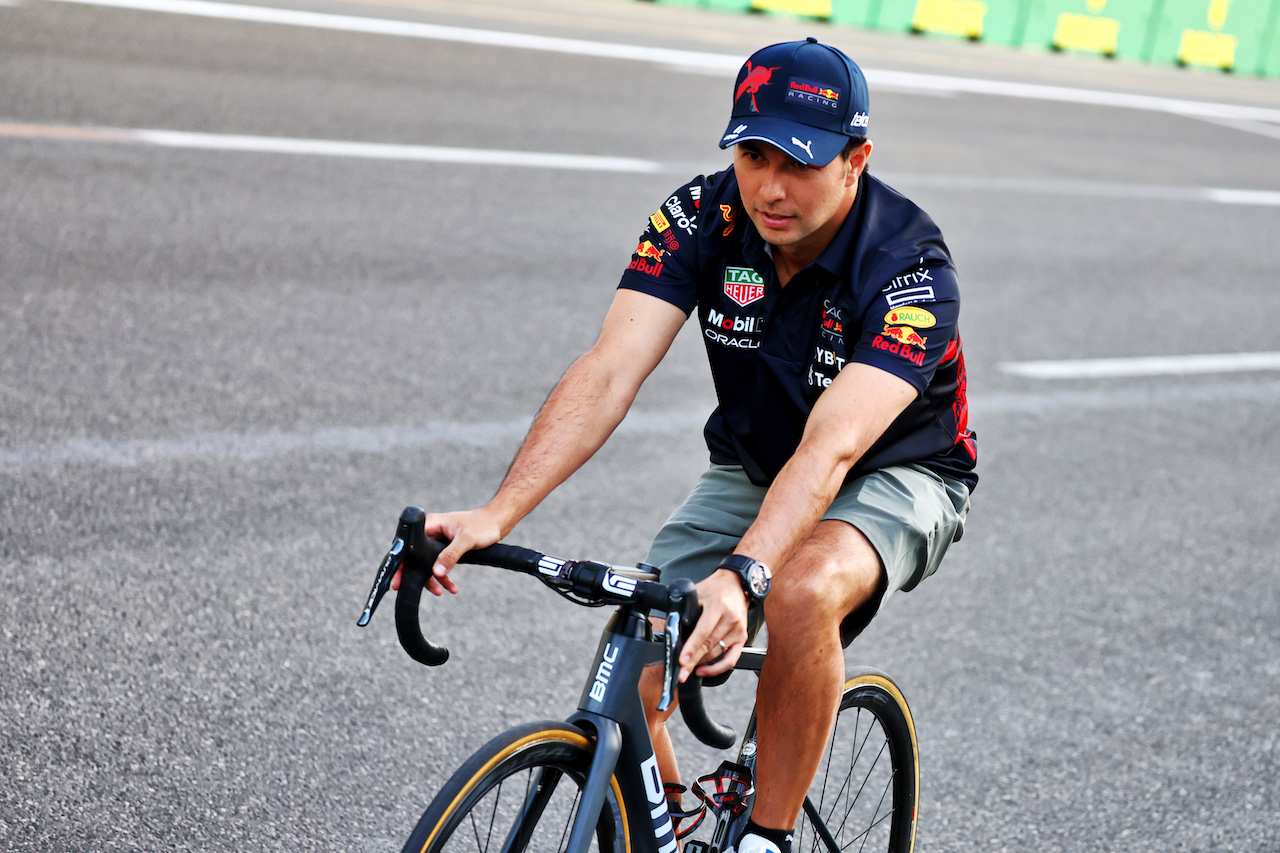 GP AZERBAIJAN, Sergio Perez (MEX) Red Bull Racing rides the circuit.
09.06.2022. Formula 1 World Championship, Rd 8, Azerbaijan Grand Prix, Baku Street Circuit, Azerbaijan, Preparation Day.
- www.xpbimages.com, EMail: requests@xpbimages.com © Copyright: Batchelor / XPB Images